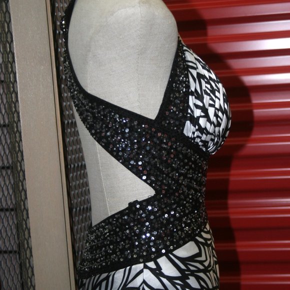 Backless Gown with Sequins details - Picture 3 of 6